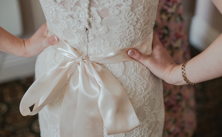 How to Tie a Perfect Sash Bow on a Dress By Hug for Trends